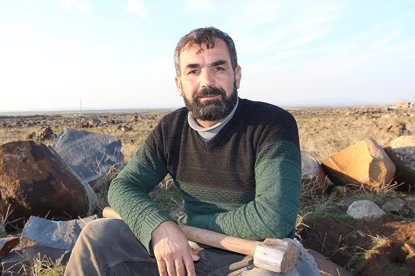 Foto - Çocukları için ekmeğini taştan böyle çıkarıyor