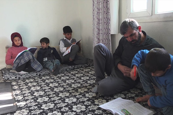 Foto - Çocukları için ekmeğini taştan böyle çıkarıyor