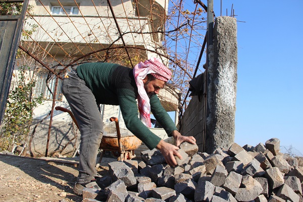 Foto - Çocukları için ekmeğini taştan böyle çıkarıyor