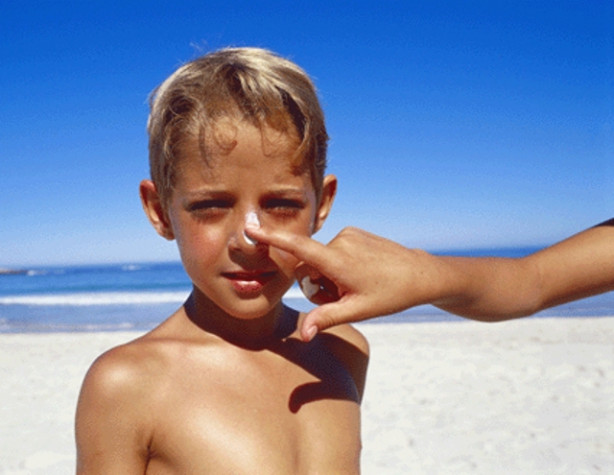 Foto - Çocukları sıcak havadan böyle koruyun!