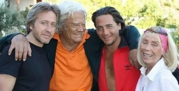 Foto - Çocukları vefatından sonra bakın ne yapıyor! Cüneyt Arkın bunlari görse kahrolordu