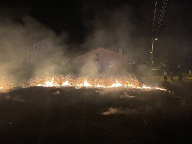 Foto - Çocukların attığı torpilden çıkan ot yangını, evlere sıçramadan söndürüldü