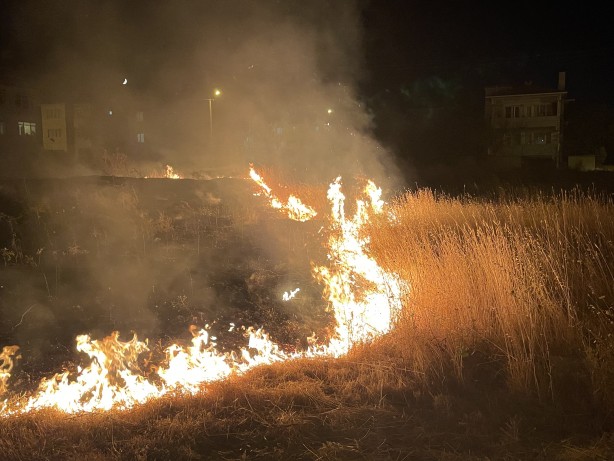 Foto - Çocukların attığı torpilden çıkan ot yangını, evlere sıçramadan söndürüldü