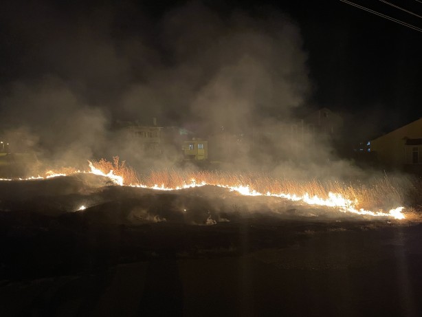 Çocukların attığı torpilden çıkan ot yangını, evlere sıçramadan söndürüldü