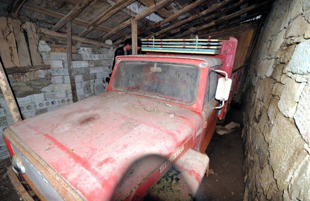 Foto - Çocuklarına kızdı, 39 senedir garajda tutuyor