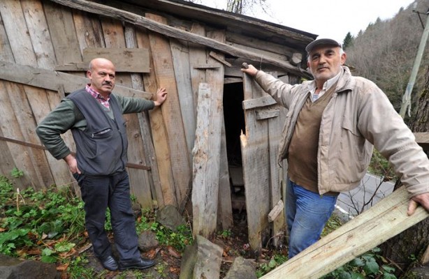 Foto - Çocuklarına kızdı, 39 senedir garajda tutuyor