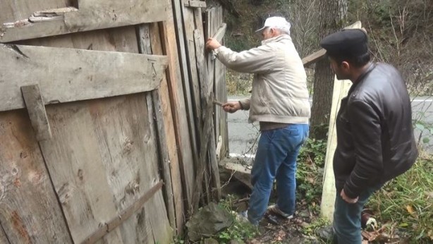 Çocuklarına kızdı, 39 senedir garajda tutuyor