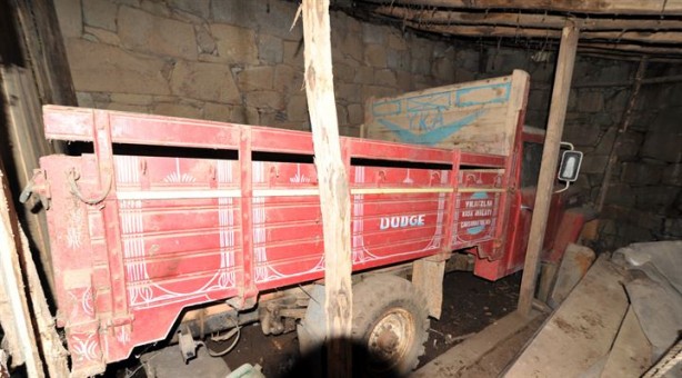 Foto - Çocuklarına kızdı, 39 senedir garajda tutuyor