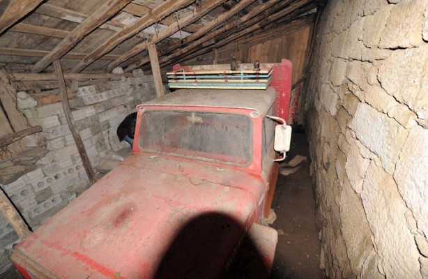Foto - Çocuklarına kızdı, 39 senedir garajda tutuyor