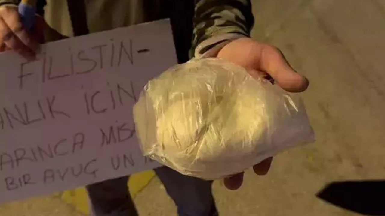 Foto - Çocuklarını arkada bırakıp Gazze’ye yürüyor! Elinde bir paket un ve Türk bayrağı yüreğinde cesaret