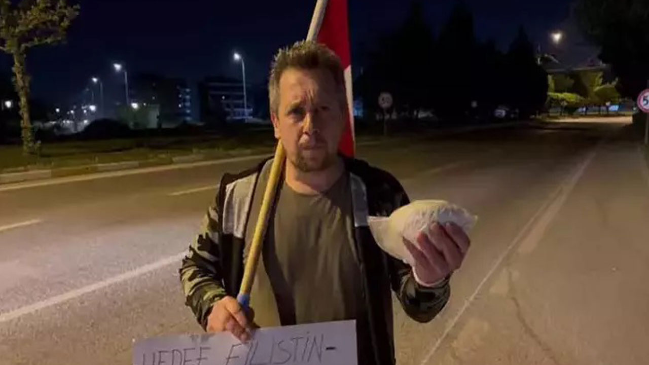 Foto - Çocuklarını arkada bırakıp Gazze’ye yürüyor! Elinde bir paket un ve Türk bayrağı yüreğinde cesaret