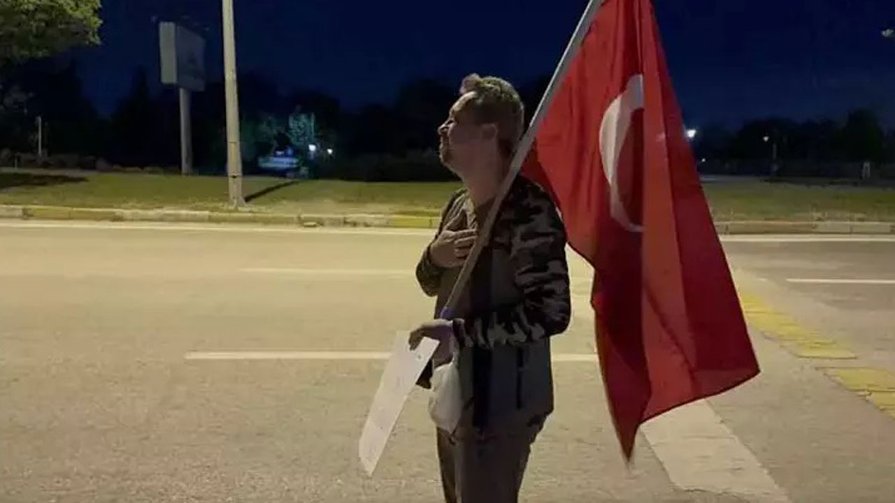 Foto - Çocuklarını arkada bırakıp Gazze’ye yürüyor! Elinde bir paket un ve Türk bayrağı yüreğinde cesaret