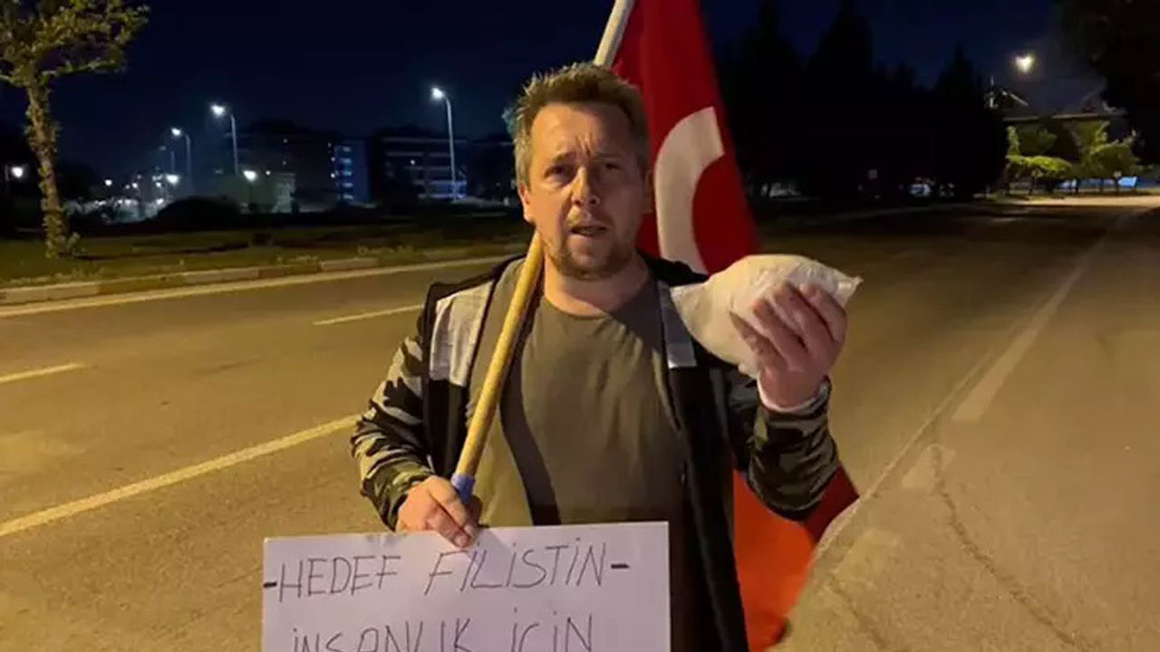 Çocuklarını arkada bırakıp Gazze’ye yürüyor! Elinde bir paket un ve Türk bayrağı yüreğinde cesaret