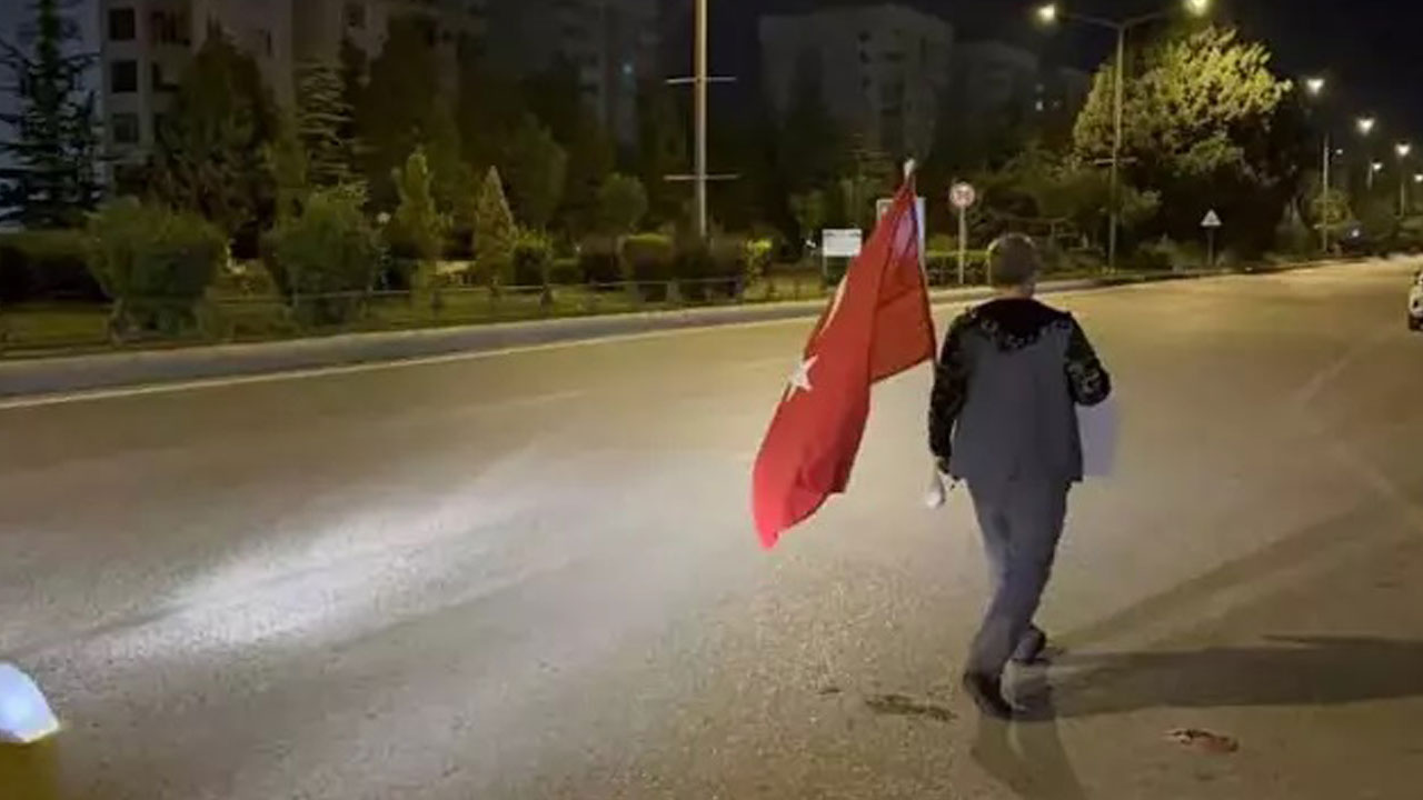 Foto - Çocuklarını arkada bırakıp Gazze’ye yürüyor! Elinde bir paket un ve Türk bayrağı yüreğinde cesaret