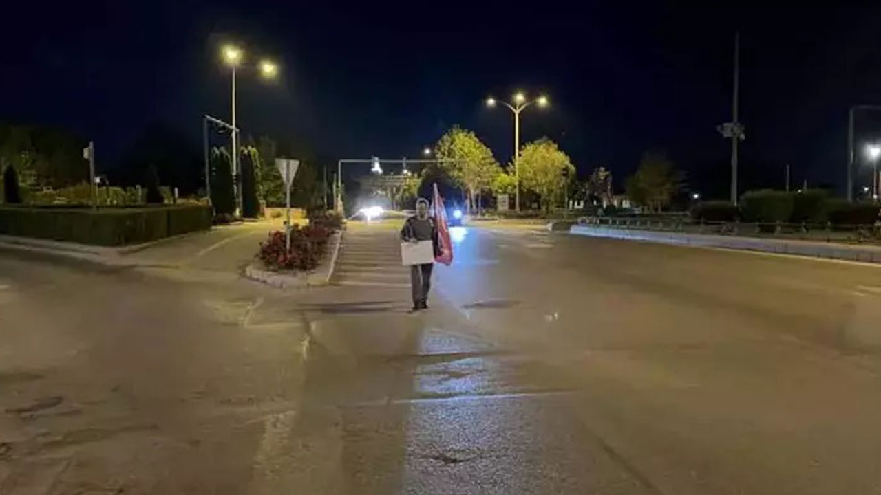 Foto - Çocuklarını arkada bırakıp Gazze’ye yürüyor! Elinde bir paket un ve Türk bayrağı yüreğinde cesaret