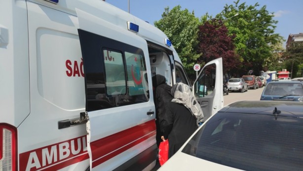 Çocuklarını beklerken üzerlerine ağaç devrildi