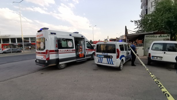 Foto - Çocuklarını odaya kilitledi, balkondan bıçakla dehşet saçtı