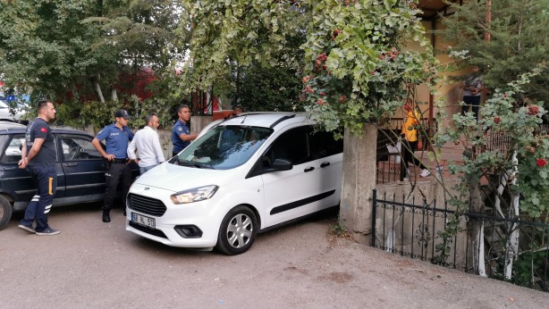 Foto - Çocuklarını odaya kilitledi, balkondan bıçakla dehşet saçtı