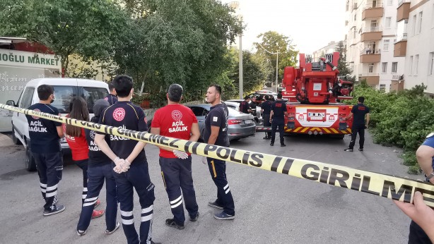 Foto - Çocuklarını odaya kilitledi, balkondan bıçakla dehşet saçtı