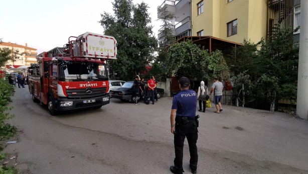 Foto - Çocuklarını odaya kilitledi, balkondan bıçakla dehşet saçtı