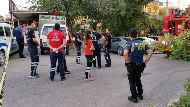 Foto - Çocuklarını odaya kilitledi, balkondan bıçakla dehşet saçtı