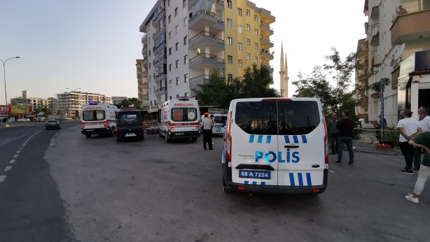 Foto - Çocuklarını odaya kilitledi, balkondan bıçakla dehşet saçtı