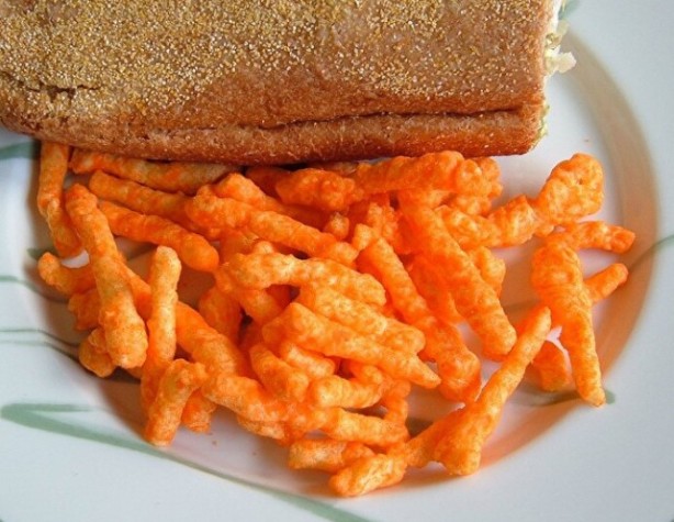 Foto - Çocuklarınıza dikkat edin! Acı cips yemenin korkunç sonu