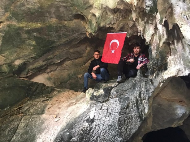 Foto - Çocukluğunda hikayesini dinlediği mağaraya çıkıp Türk bayrağı astı!