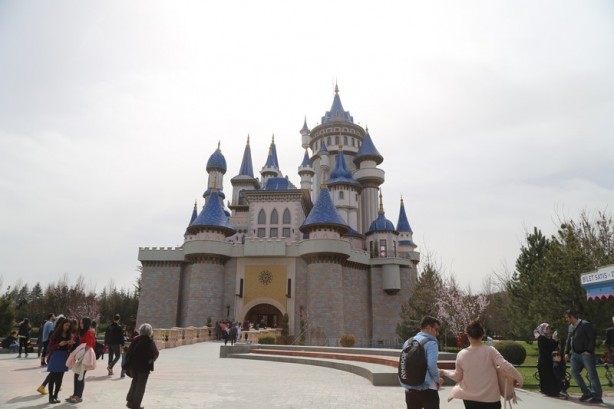 Foto - Çocukluğunuza yeniden döneceksiniz: Bilim Sanat ve Kültür Parkı - Masal Şatosu