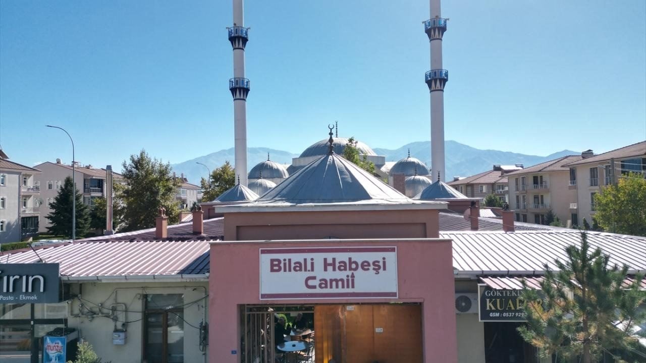 Foto - Çocukluk merakını tutkuya dönüştürdü! Cami bahçesindeki çay ocağı müzeyi aratmıyor