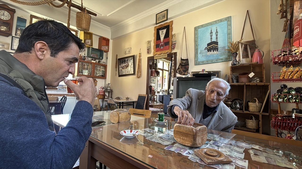 Foto - Çocukluk merakını tutkuya dönüştürdü! Cami bahçesindeki çay ocağı müzeyi aratmıyor