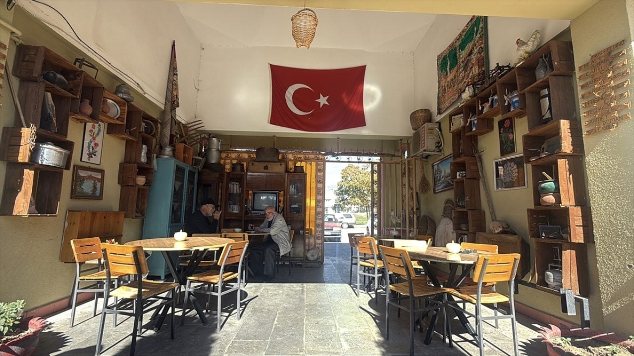 Foto - Çocukluk merakını tutkuya dönüştürdü! Cami bahçesindeki çay ocağı müzeyi aratmıyor
