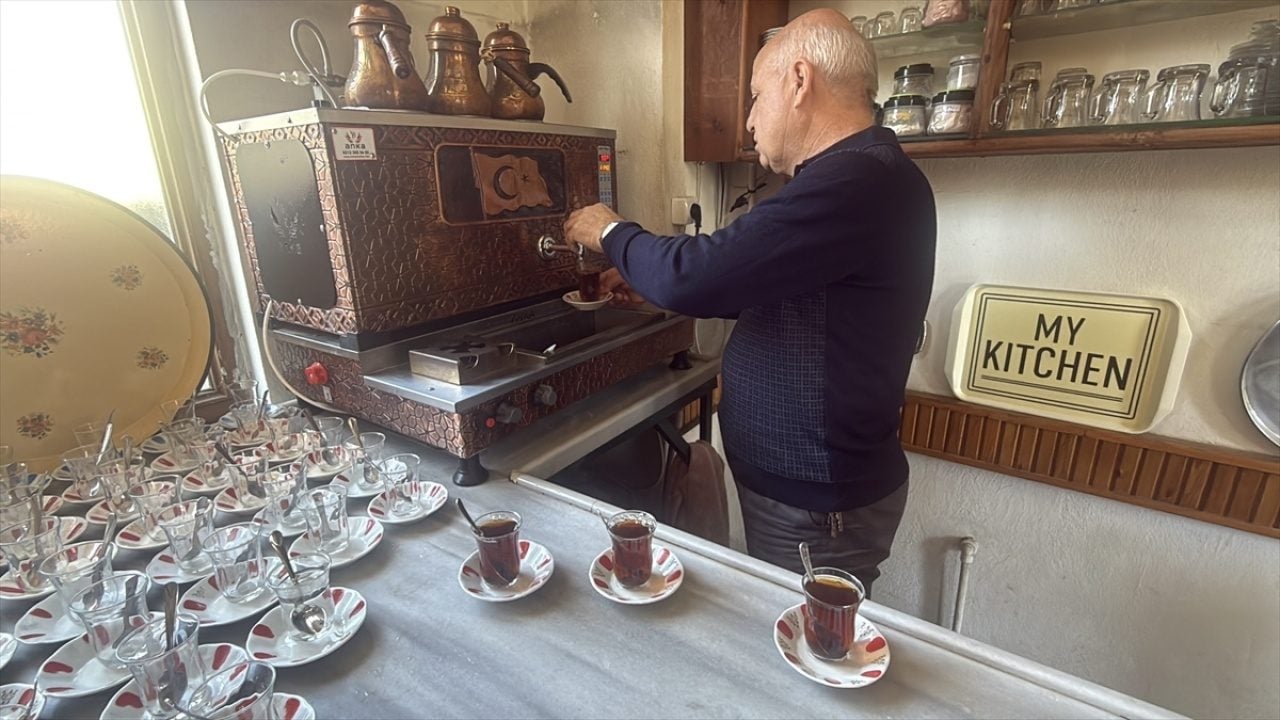 Foto - Çocukluk merakını tutkuya dönüştürdü! Cami bahçesindeki çay ocağı müzeyi aratmıyor