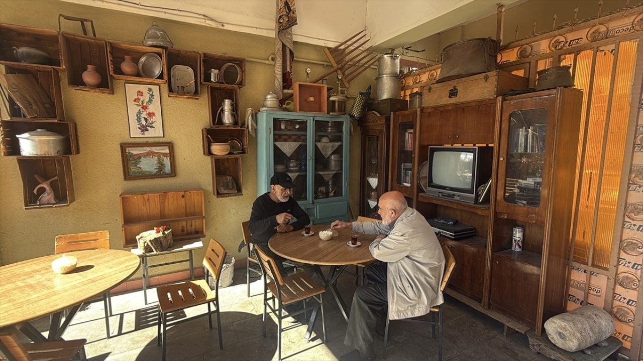 Foto - Çocukluk merakını tutkuya dönüştürdü! Cami bahçesindeki çay ocağı müzeyi aratmıyor