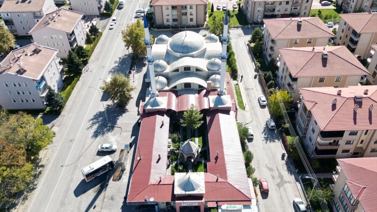 Foto - Çocukluk merakını tutkuya dönüştürdü! Cami bahçesindeki çay ocağı müzeyi aratmıyor
