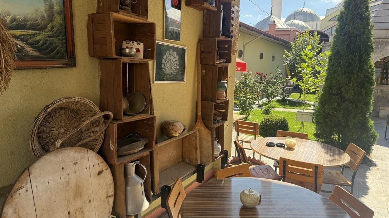 Foto - Çocukluk merakını tutkuya dönüştürdü! Cami bahçesindeki çay ocağı müzeyi aratmıyor