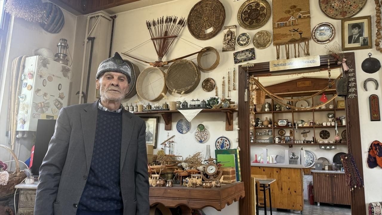 Çocukluk merakını tutkuya dönüştürdü! Cami bahçesindeki çay ocağı müzeyi aratmıyor