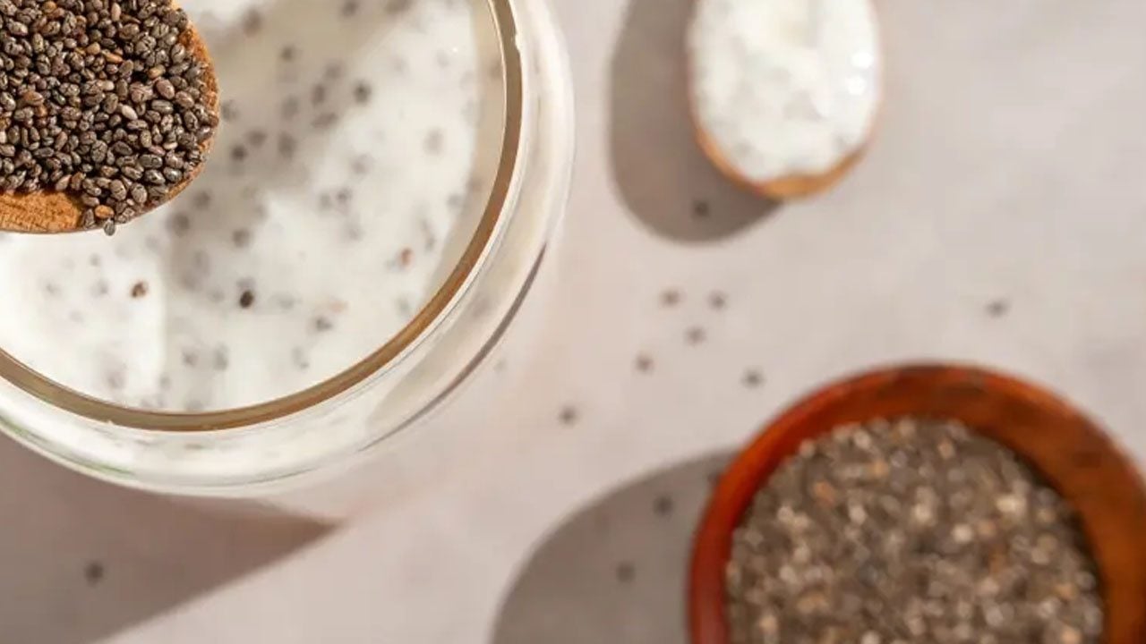 Foto - Çoğu kişi bilmiyor! Sadece yoğurda 1 kaşık eklemek yetiyor: En faydalı protein, omega-3 deposu 