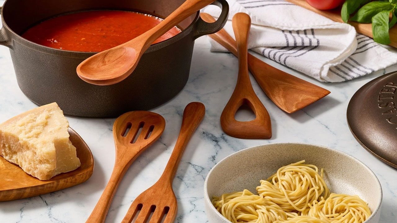 Çoğumuzun evinde var! Yemek pişirirken tahta kaşık kullanmak zararlı mı?