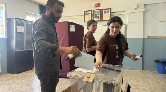 Foto - Çoğumuzun haberi yok ama ortalık toz duman! Oy verme işlemi devam ediyor