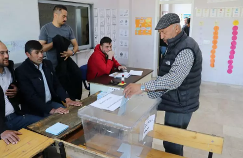 Foto - Çoğumuzun haberi yok ama ortalık toz duman! Oy verme işlemi devam ediyor