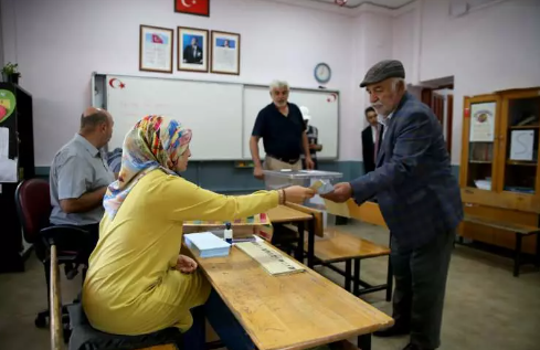 Foto - Çoğumuzun haberi yok ama ortalık toz duman! Oy verme işlemi devam ediyor