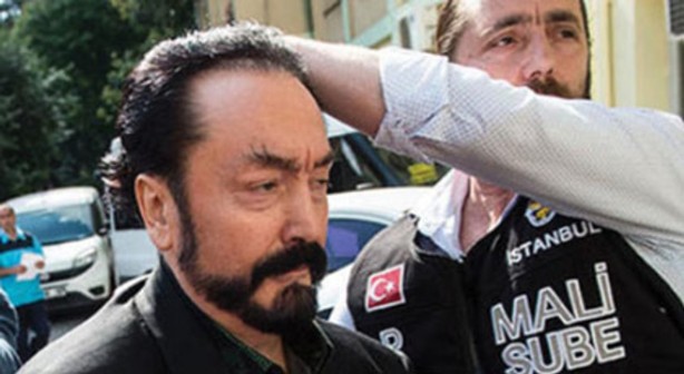 Foto - Çok az kişi fark etti, son fotoğrafındaki detay dikkat çekti! O isim, 'Bu normal değil' diyerek duyurdu! Bakın Adnan Oktar, müritlerine hangi gizli mesajı vermiş 