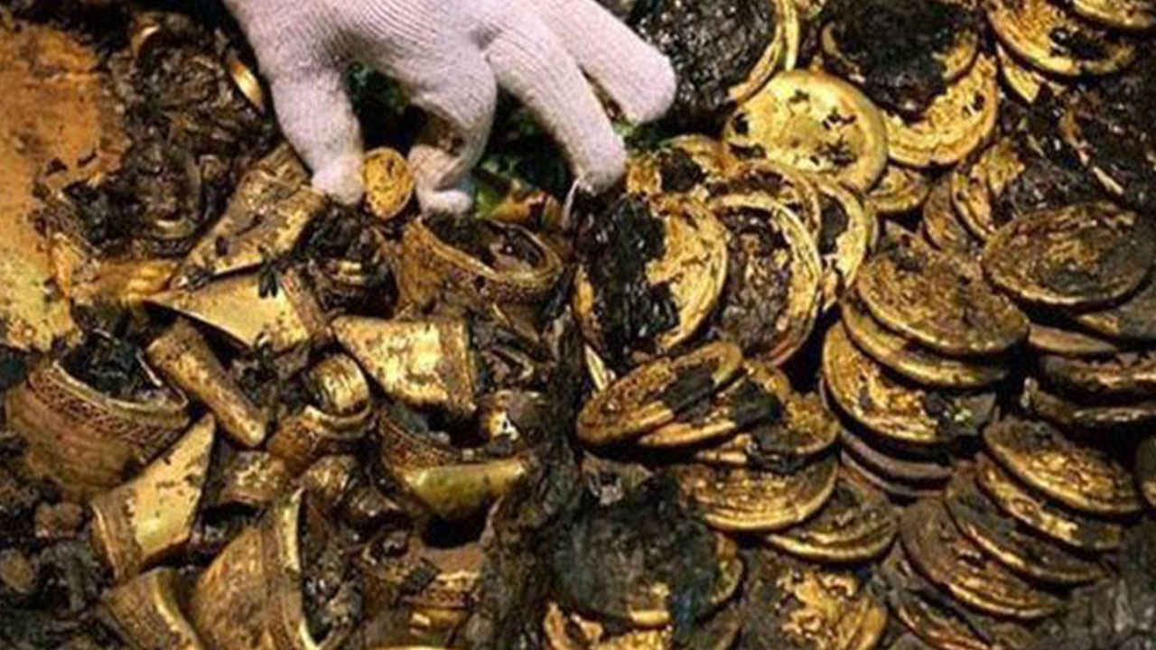 Çok büyük bir altın hazinesi  keşfedildi! Yerin altından fışkırdıkça fışkırdı