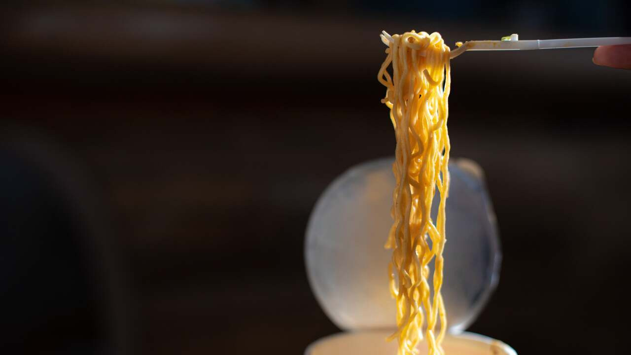 Çok ciddi yan etkileri var: Noodle yemek kalp krizi, felç ve kanser riskini arttırıyor! Bilmeniz gereken her şey