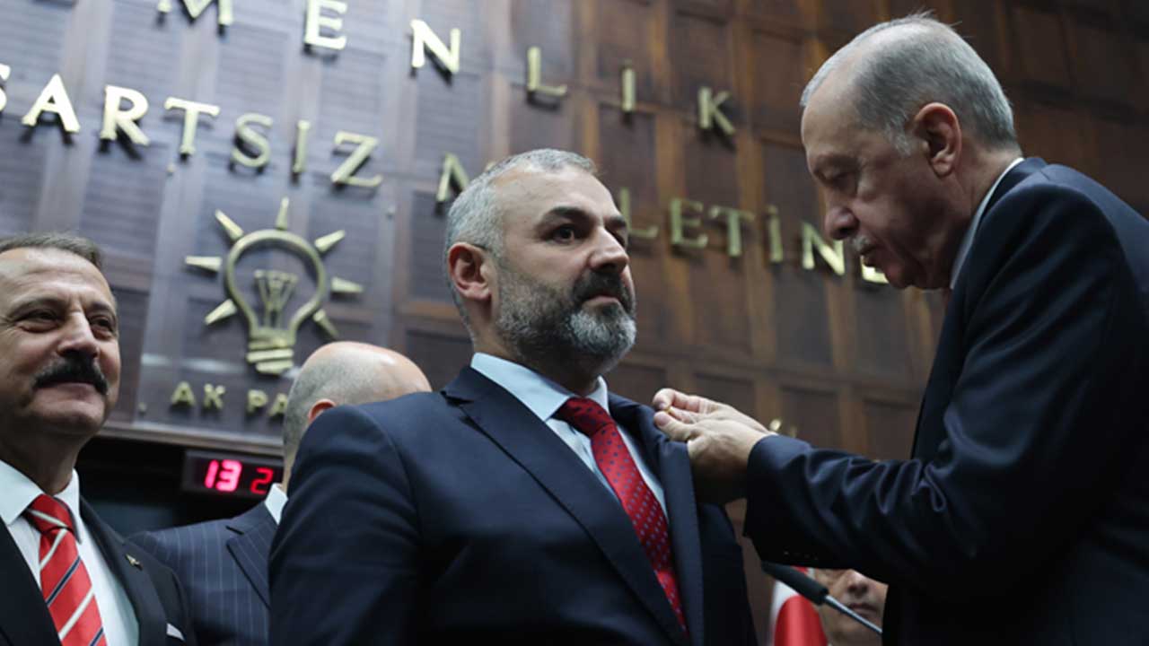 Foto - DEM Partili belediye başkanı AK Parti'ye katıldı! 8 Yeniden Refahlı isme Erdoğan rozet taktı