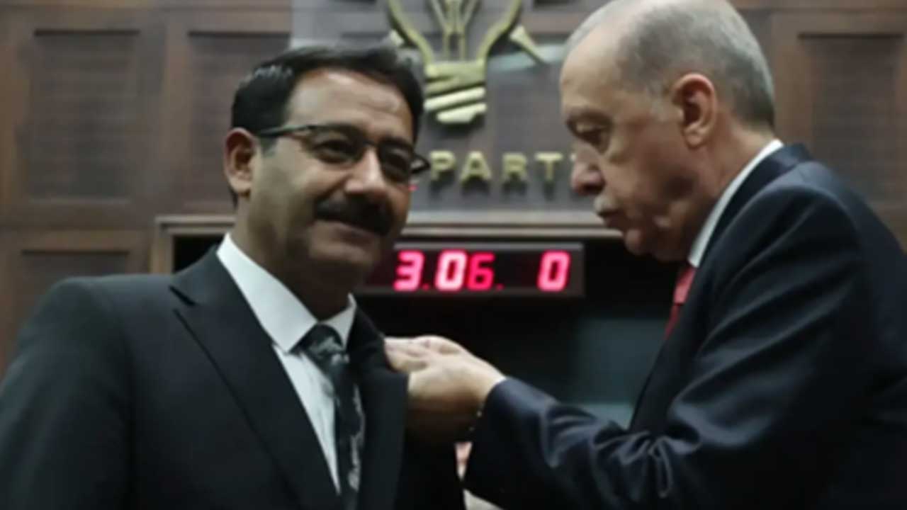 Foto - DEM Partili belediye başkanı AK Parti'ye katıldı! 8 Yeniden Refahlı isme Erdoğan rozet taktı