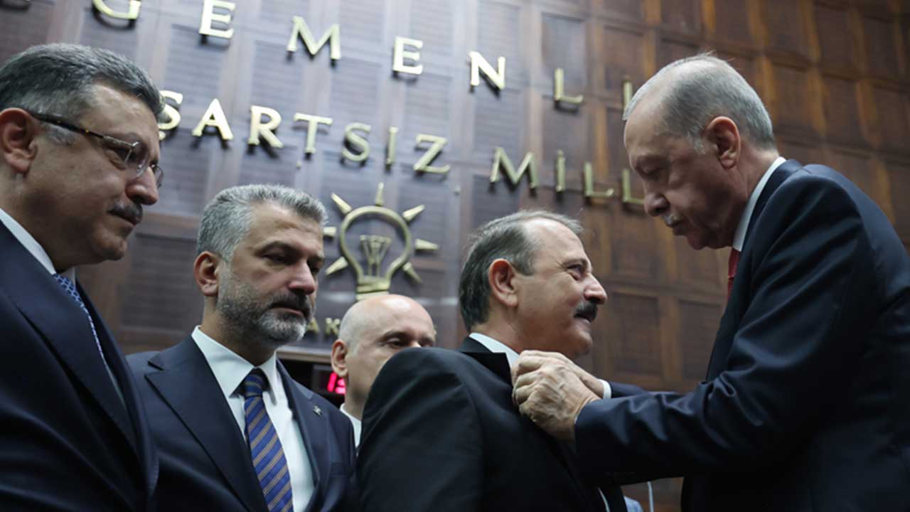 Foto - DEM Partili belediye başkanı AK Parti'ye katıldı! 8 Yeniden Refahlı isme Erdoğan rozet taktı