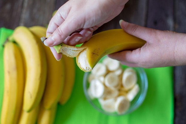 Çok şaşırtıcı bir etkisi var! Muzu soyup kabuğunu 10 dakika haşlarsanız...