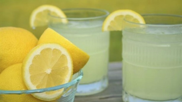Çok tüketiliyor ama... Aman dikkat! İşte limonlu su içmenin yan etkileri
